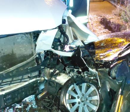 Carnagiu la Câmpia Turzii, după un impact violent între o mașină și un microbuz