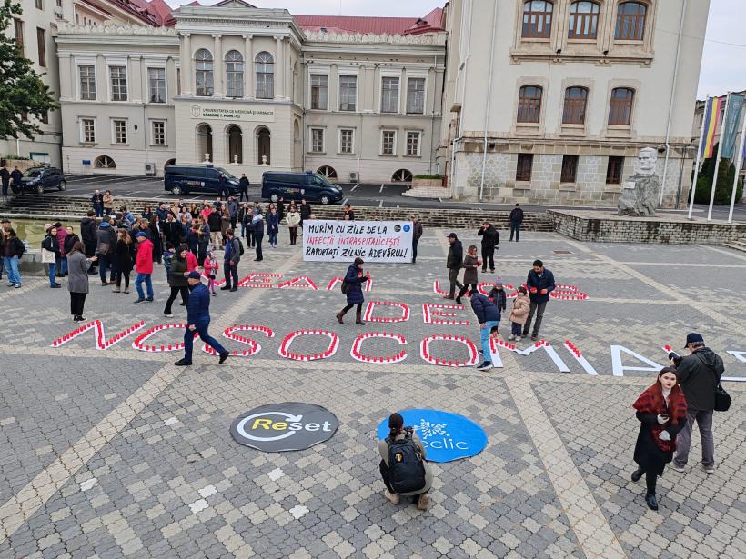 Lacrimi și revoltă la Iași: Copiii morți în Spitalul &quot;Sfânta Maria&quot;, comemorați în Piața Națiunior