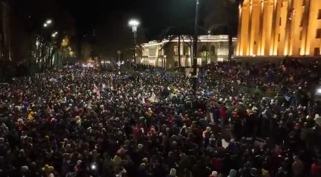 Proteste violente în Georgia: manifestanții pro-europeni au încercat să ia cu asalt palatul prezidențial 18974718