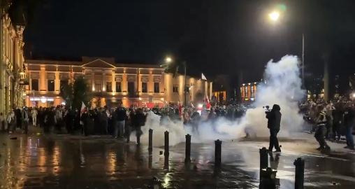 Proteste violente în Georgia: manifestanții pro-europeni au încercat să ia cu asalt palatul prezidențial 18974719