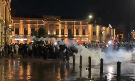 Proteste violente în Georgia: manifestanții pro-europeni au încercat să ia cu asalt palatul prezidențial 18974720