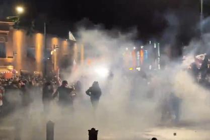 Proteste violente în Georgia: manifestanții pro-europeni au încercat să ia cu asalt palatul prezidențial 18974721