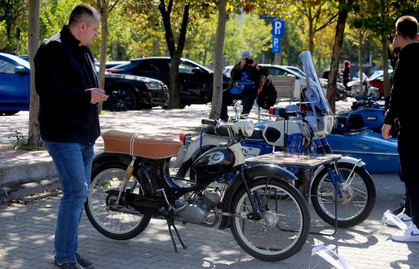 Mașinile socialiste cuceresc din nou Bucureștiul: Retromobil Club România prezintă ediția a V-a „Socialistele Orașului” 18974785