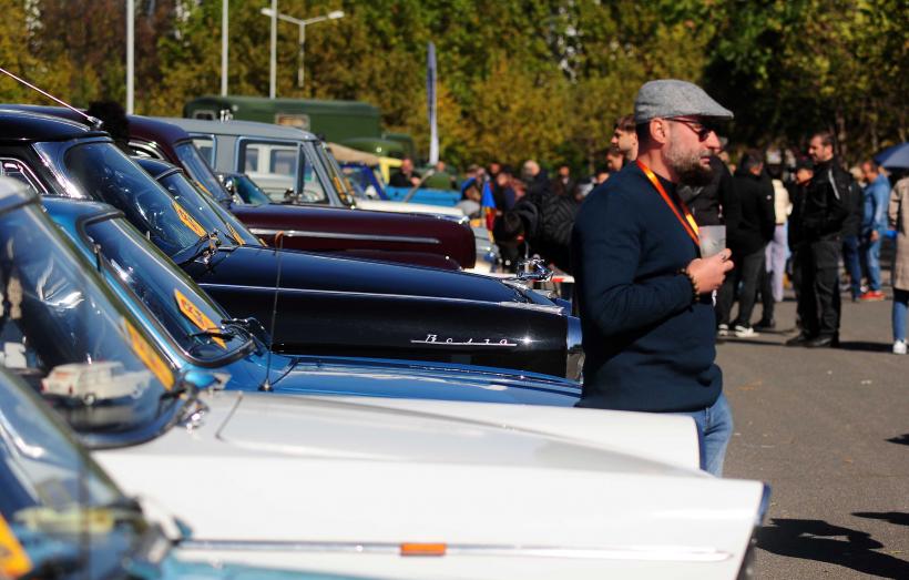 Mașinile socialiste cuceresc din nou Bucureștiul: Retromobil Club România prezintă ediția a V-a „Socialistele Orașului” 18974787