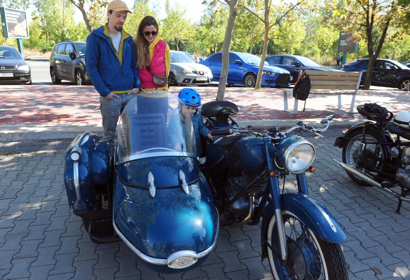 Mașinile socialiste cuceresc din nou Bucureștiul: Retromobil Club România prezintă ediția a V-a „Socialistele Orașului” 18974793