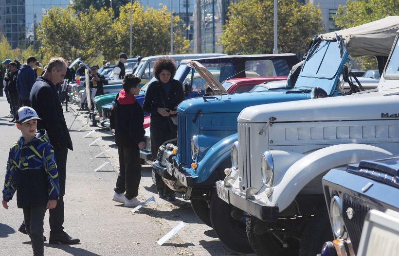 Mașinile socialiste cuceresc din nou Bucureștiul: Retromobil Club România prezintă ediția a V-a „Socialistele Orașului” 18974800