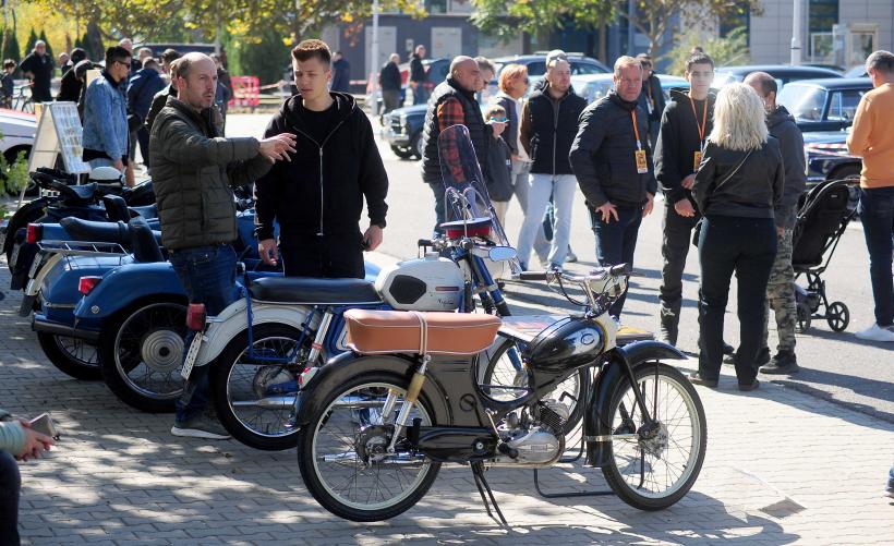 Mașinile socialiste cuceresc din nou Bucureștiul: Retromobil Club România prezintă ediția a V-a „Socialistele Orașului” 18974802