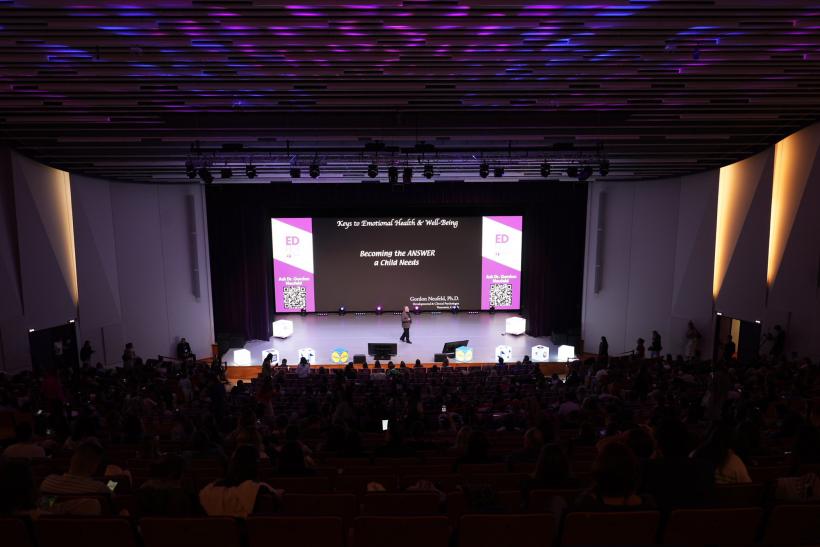 Părinții din România caută experți în metode sănătoase de creștere a copiilor 18974811