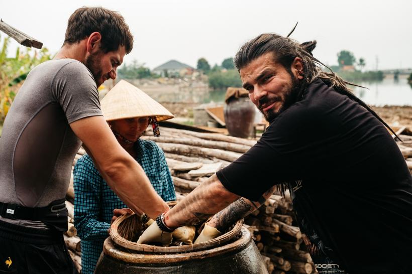 Schimb de echipe spectaculos în cel de-al doilea episod al etapei din Asia Express - Drumul Eroilor. Emisiunea a fost lider de audiență 18974888