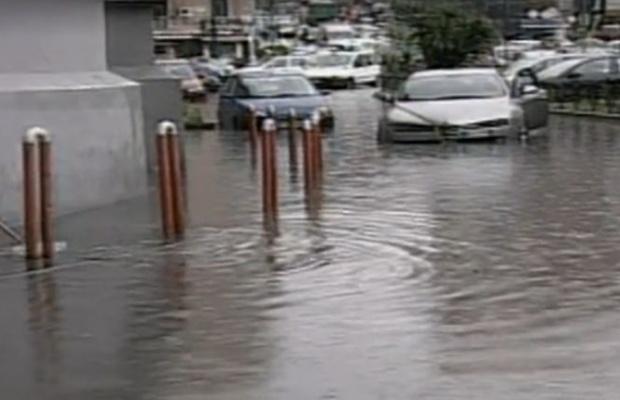 Apa Nova recomandă locuitorilor Capitalei să evite parcarea autovehiculelor în apropierea canalizărilor, în contextul avertizărilor meteo