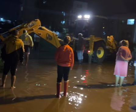 Bilanț Cod Roșu în România: Roci desprinse de pe versanți, mașini avariate și copaci căzuți