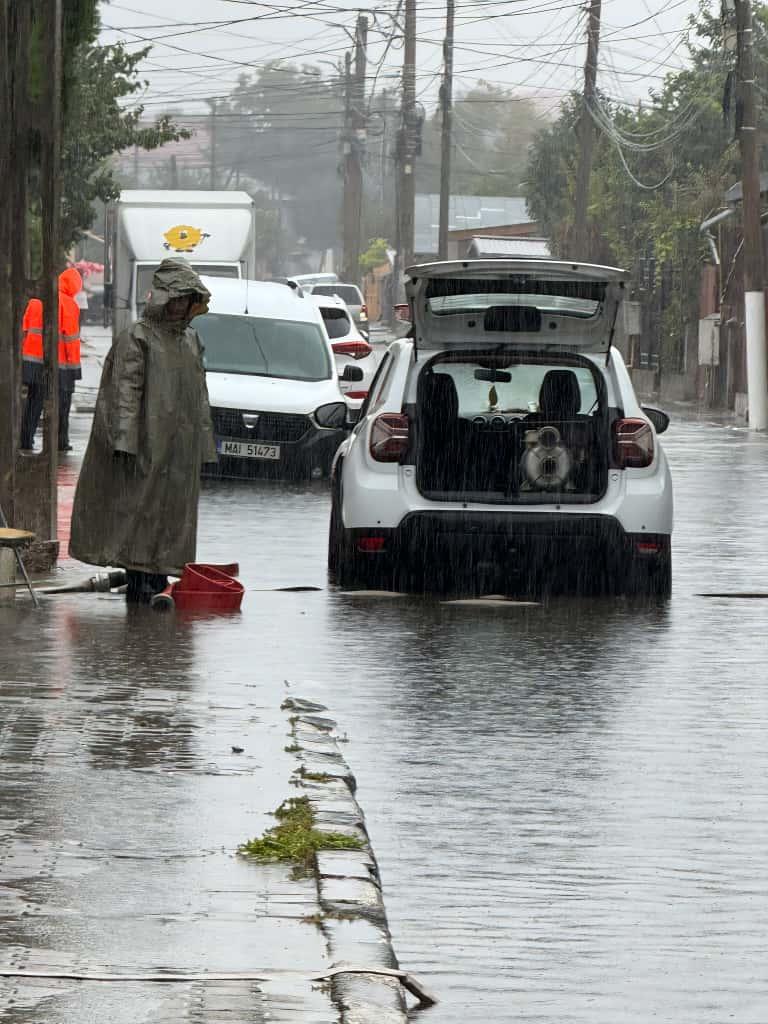 Cod roșu de ploi, val de urgențe la 112: Peste 2.200 de apeluri în 12 ore 18975306