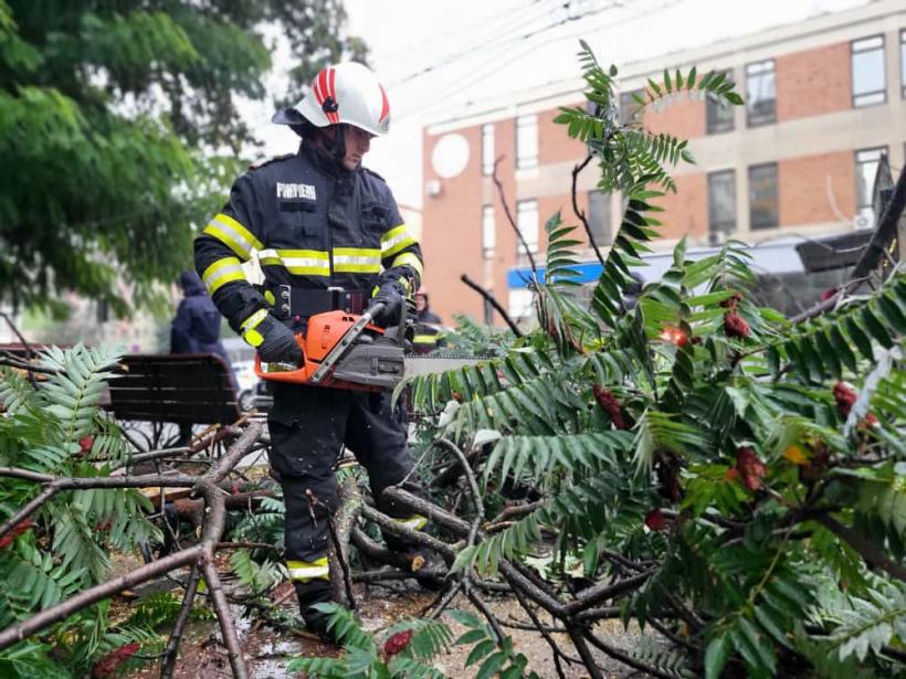 Cod roșu de ploi, val de urgențe la 112: Peste 2.200 de apeluri în 12 ore 18975308