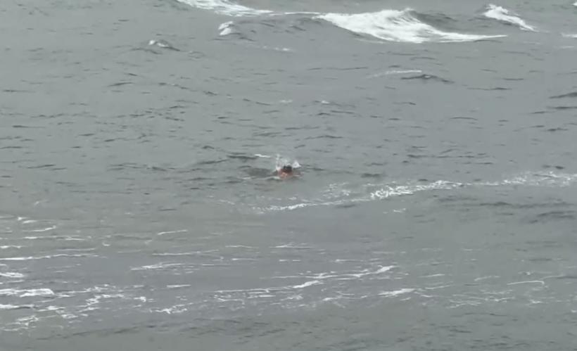 Campionul la înot în ape înghețate, constănțeanul Cristian Tranulea, se antrenează pe Cod Roșu în Marea Neagră pentru Cupa Mondială de Ice Swimming