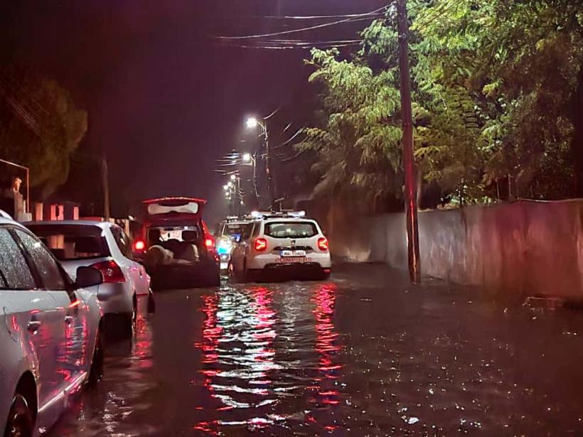 România, sub COD ROȘU: Efectele devastatoare ale ciclonului Barbara 18975239