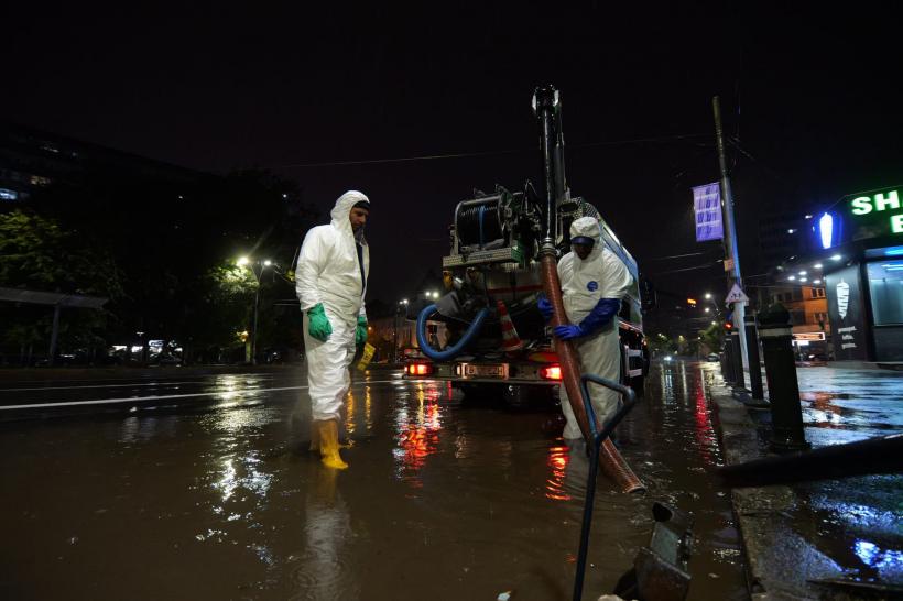 România, sub COD ROȘU: Efectele devastatoare ale ciclonului Barbara 18975242