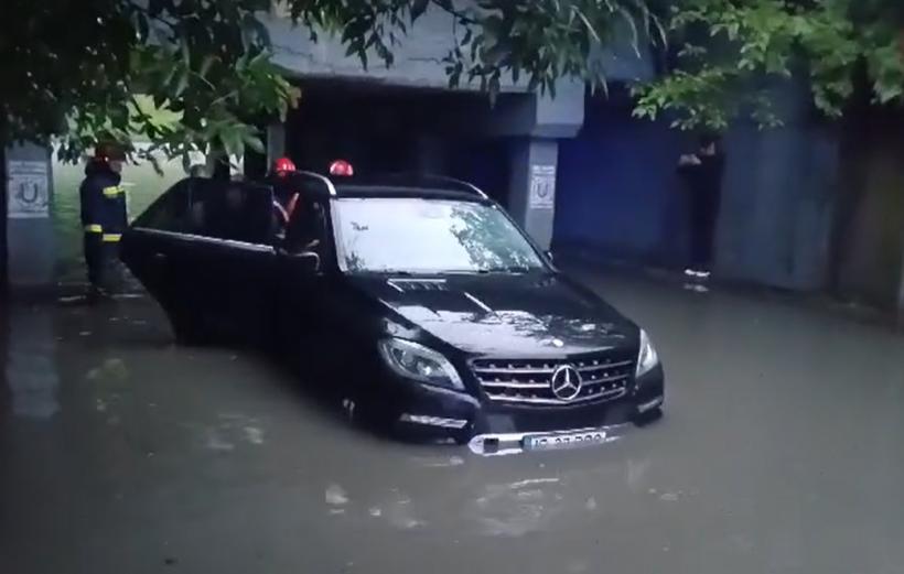 Cum îți protejezi mașina de ploaie. Daunele provocate de apă și inundații