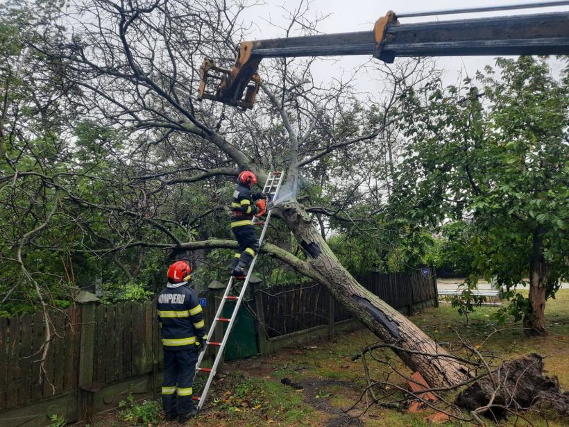 Peste 20.000 de gospodării, fără curent din cauza fenomenelor meteo severe
