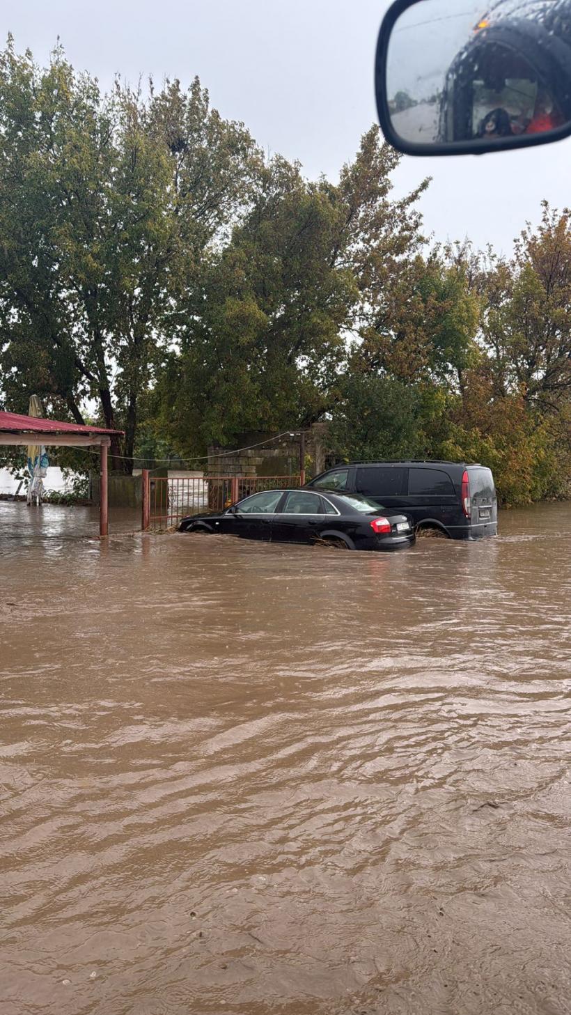 Ploile au blocat canalizările în județul Constanța. Avarii și la rețelele de electricitate