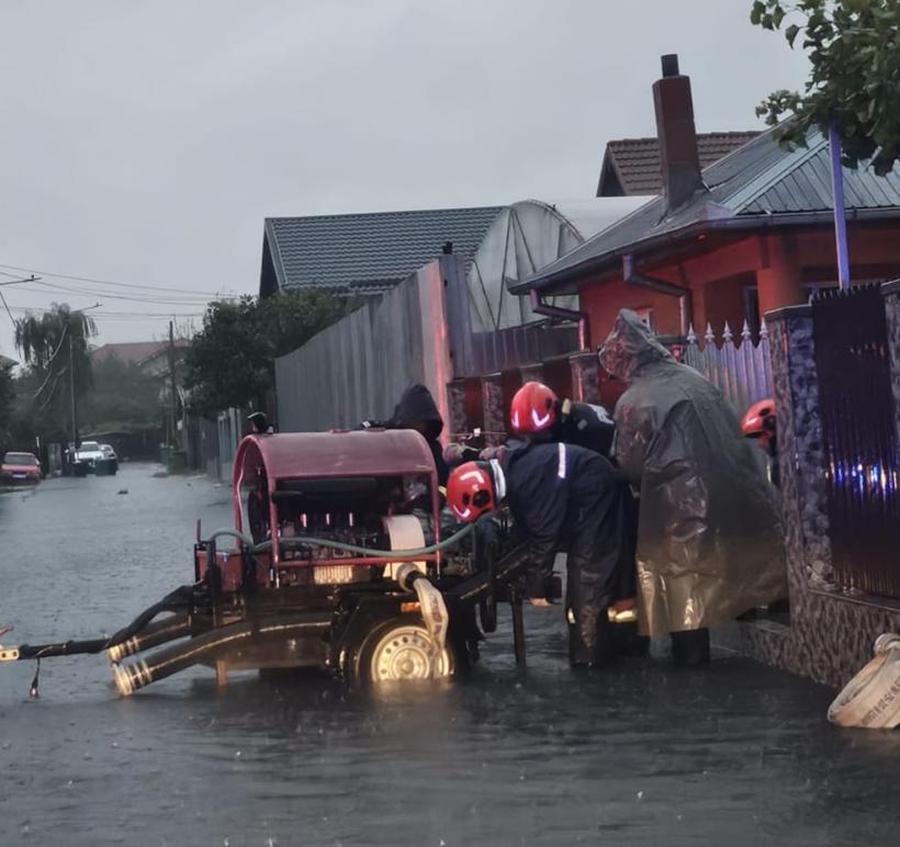 Zeci de localități, grav afectate de ploile torențiale: Inundații, copaci rupți, avarii la rețelele electrice 18975270