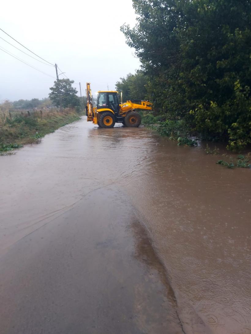 Zeci de localități, grav afectate de ploile torențiale: Inundații, copaci rupți, avarii la rețelele electrice 18975271