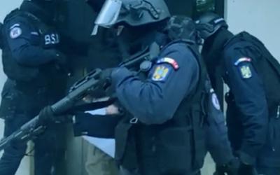 Buletine false, diplome contrafăcute, pemise și cărți de muncă. Percheziții în București și nouă județe