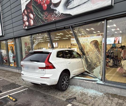 Cascadorie la Brăila: O șoferiță a intrat cu mașina prin geamurile Kaufland