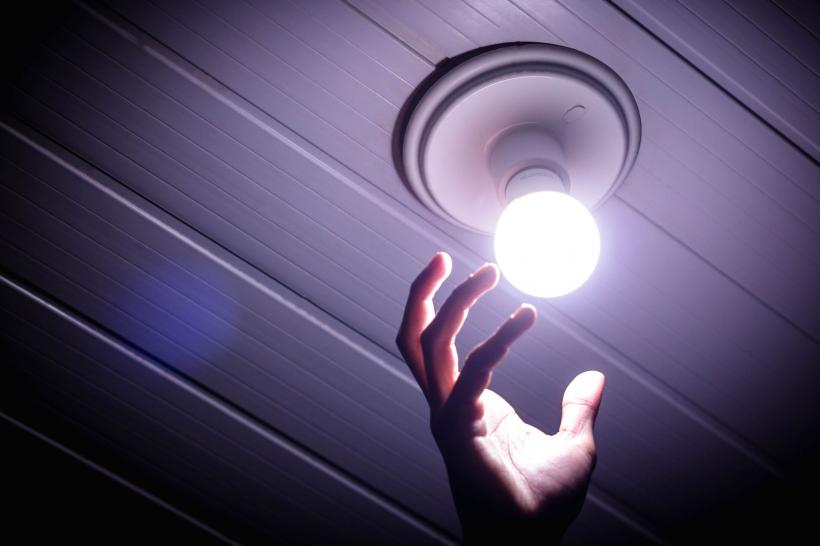 Cât vor plăti românii pentru electricitate în 2026. Cele mai accesibile oferte