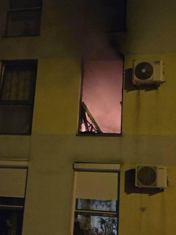Incendiu de la o țigară, într-un bloc din Timișoara. 80 de persoane au fost evacuate 18975401