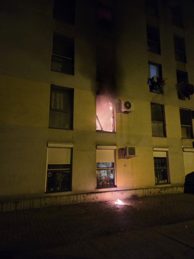 Incendiu de la o țigară, într-un bloc din Timișoara. 80 de persoane au fost evacuate