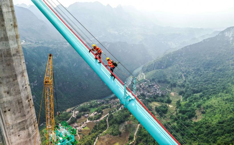 Sport extrem în China. Sărituri cu coarda elastică de pe cel mai înalt pod din lume 18975414