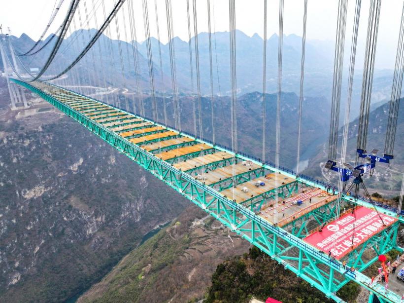 Sport extrem în China. Sărituri cu coarda elastică de pe cel mai înalt pod din lume 18975416