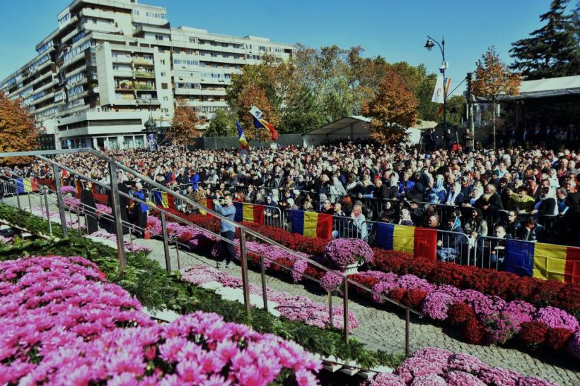 Peste 81.000 de pelerini au trecut pe la racla cu moaştele Sfintei Cuvioase Parascheva