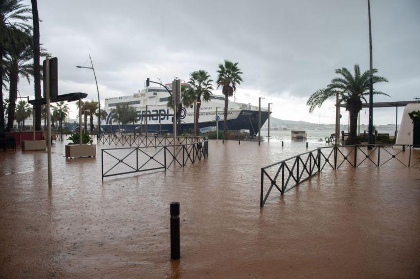 Atenție unde călătoriți. Mai multe insule spaniole au fost inundate. Aeroportul din Ibiza, închis temporar 18975782