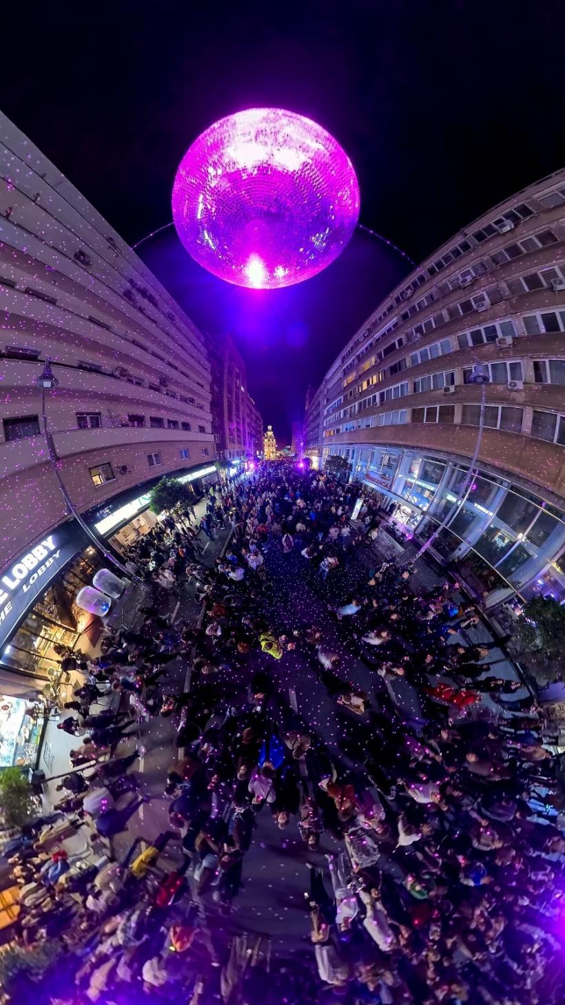 Spotlight 2025: Sute de mii de oameni au transformat Bucureștiul într-un oraș al luminii 18975942