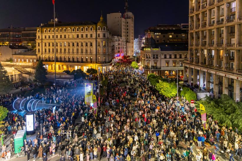 Spotlight 2025: Sute de mii de oameni au transformat Bucureștiul într-un oraș al luminii 18975943