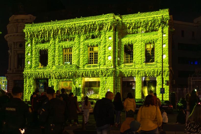 Spotlight 2025: Sute de mii de oameni au transformat Bucureștiul într-un oraș al luminii 18975944