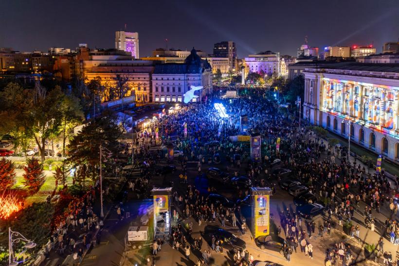 Spotlight 2025: Sute de mii de oameni au transformat Bucureștiul într-un oraș al luminii 18975945