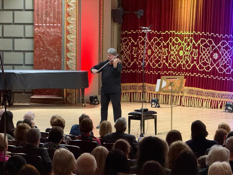 Violonistul Liviu Prunaru revine, în octombrie, cu ediția de toamnă a Turneului Național Concertmaestro cu trei recitaluri la Roma, în Italia, la Deva şi Alba Iulia