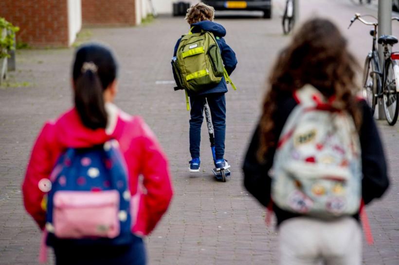 Cum sunt învățați copiii de grădiniță din Olanda să meargă singuri pe stradă de la 4 ani