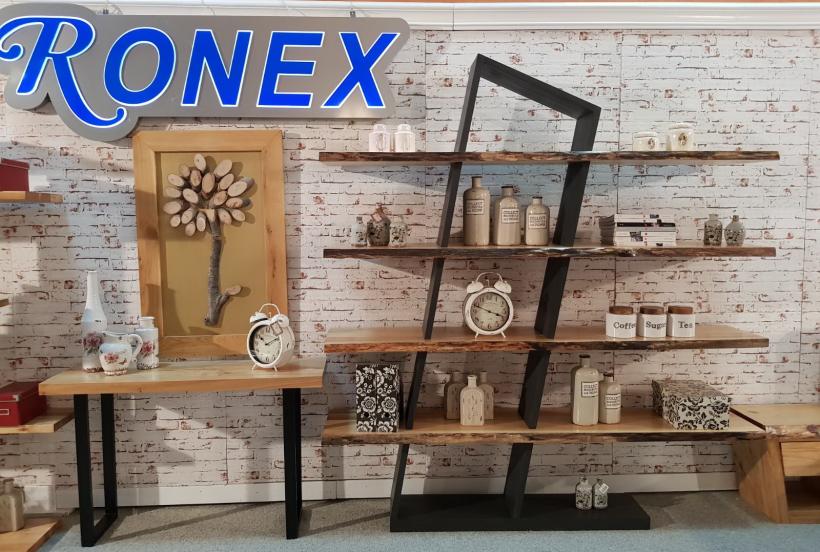 Mobilă din lemn masiv fabricată în România: RONEX – paturi din stejar pentru o viață și design la comandă