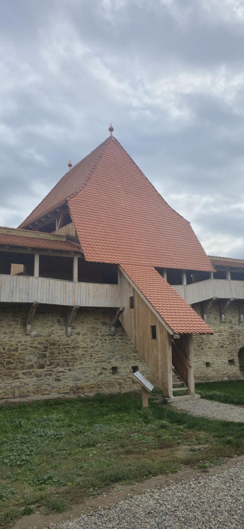 Cetatea de la Saschiz a reînviat, fiind reconstituită total 18976331