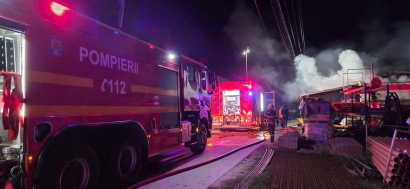Incendiu la două hale în comuna Dumbrăveni, județul Suceava. Suprafața afectată, aproximativ 2000 mp 18976527