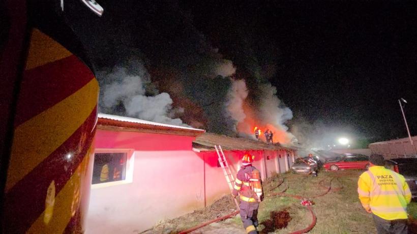 Incendiu la două hale în comuna Dumbrăveni, județul Suceava. Suprafața afectată, aproximativ 2000 mp 18976528