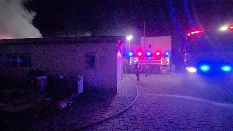 Incendiu la două hale în comuna Dumbrăveni, județul Suceava. Suprafața afectată, aproximativ 2000 mp 18976529
