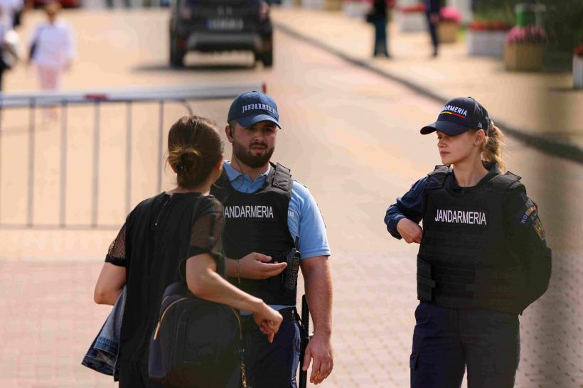 Scandal în Rahova. Bărbat ridicat de jandarmi după ce a forțat intrarea în zona delimitată