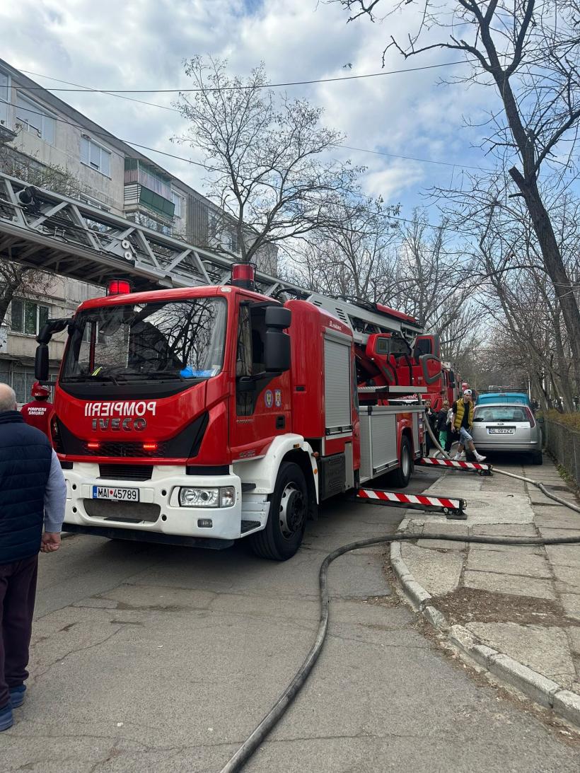 Incendiu într-un bloc din Tecuci: Un bărbat a sărit pe geam de la etajul doi