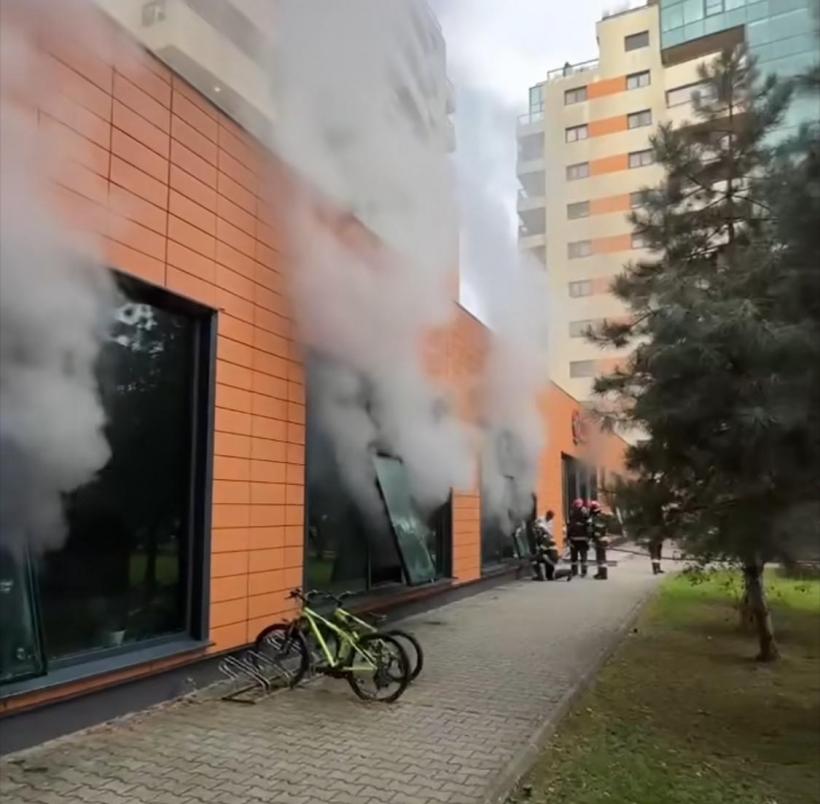 Incendiul de pe Calea Plevnei din Capitală a fost stins. 45 de persoane au fost evacuate