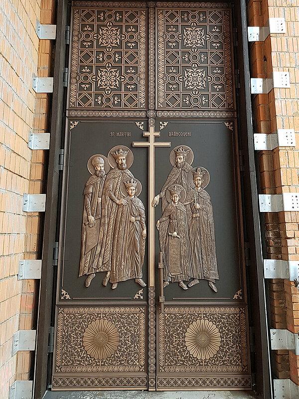 Catedrala Națională și simbolistica sfinților de pe cele 27 de uși de bronz 18976733