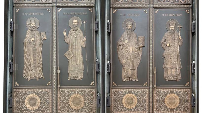 Catedrala Națională și simbolistica sfinților de pe cele 27 de uși de bronz 18976735